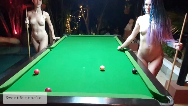 Две голые шлюшки играют в бильярд в ночном баре