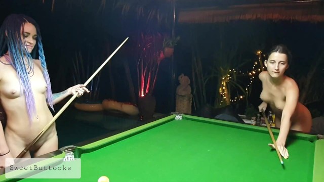 Две голые шлюшки играют в бильярд в ночном баре