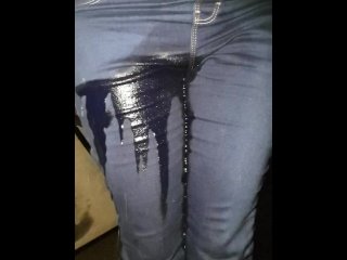 Sexy Gf Re Wets Her Jean's In The Car, Then Finishes Soaking Them Standing!