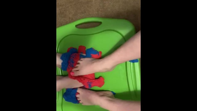 Ambriel and Remi play with kinetic sand 