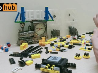 A 10-dollar fake Lego excavator for 1h30 ofintense orgasmic happiness