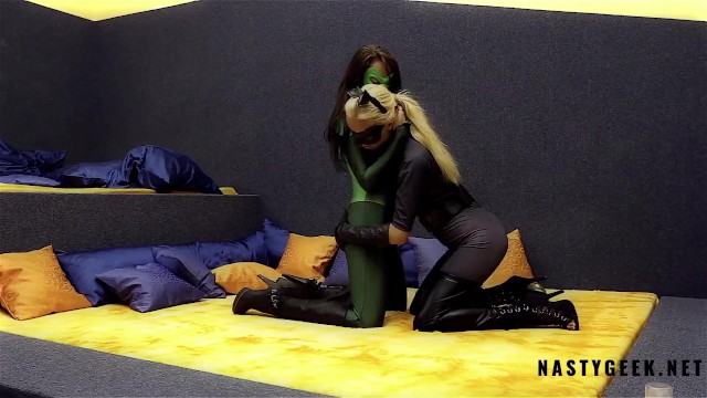 Horny catwoman with strap-on fuck horny green lantern