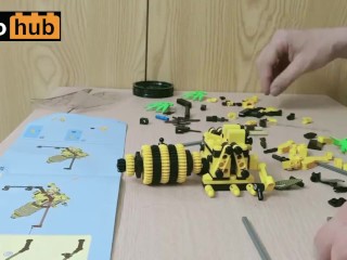 Building an_awesome Lego_bee while stuck at home because of the coronavirus