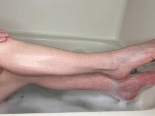 Myra takes a bath and shaves herlegs. - ASMR