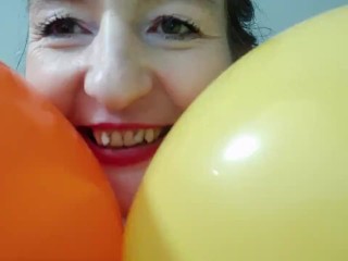 Gypsy Dolores plays with balloons, funny attempt on aballoon fetish_video