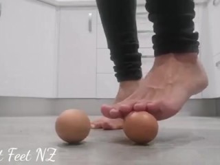 egg crushing to