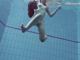 Underwater babe Liza Rachinska swims_naked