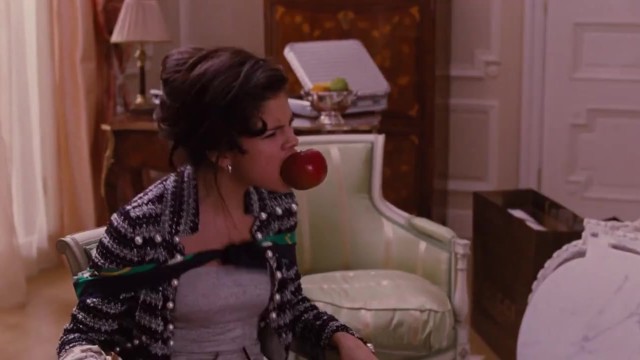 Selena Gomez gag with an apple in monte carlo film