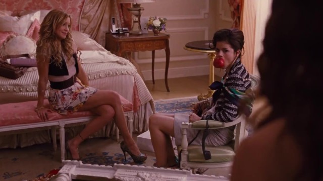 Selena Gomez gag with an apple in monte carlo film