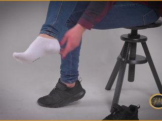 Mi Tolgo Le Scarpe Da Ginnastica Per Te - Calzini Bianchi - Adorazione Dei Piedi