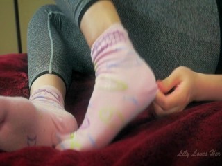 Japanese Girl Plays with Feet inPink Tabi_Socks