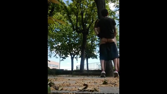 Chica morbosa le pide a su pareja que la folle en un parque publico