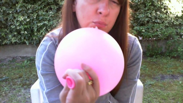 Nicoletta gioca con dei fetish palloncini in giardino sei pronto? 39