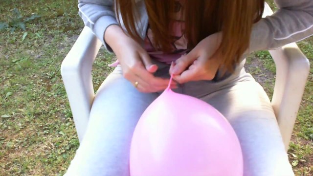 Nicoletta gioca con dei fetish palloncini in giardino sei pronto? 14
