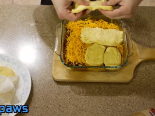 B0ypaws Cooking_Tutorial: Chili Cheese Dog Cobbler