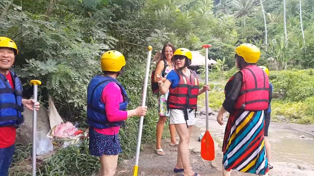 Pussy Flashing at RAFTING Spot among Chinese tourists # Public NO PANTIES