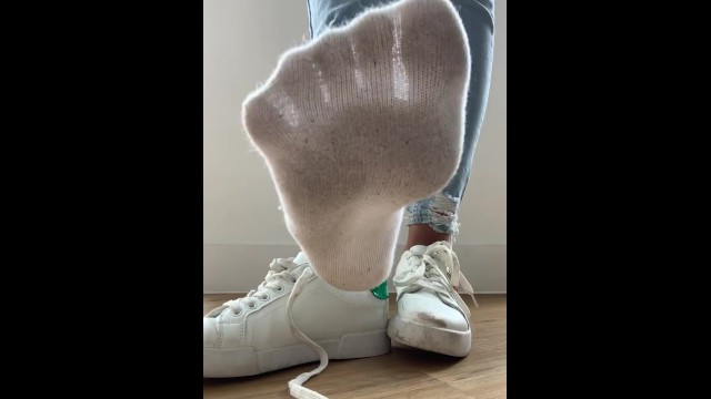 Chica En Jeans Ajustados Se Burla De Ti En Zapatillas Blancas Sucias Y Calcetines Blancos 