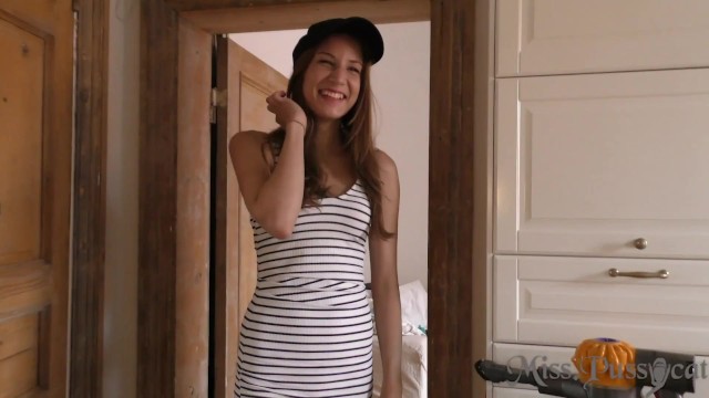MISS_PUSSYCAT 처음으로 처음으로 남자가 버진 슬릿을 핥는 시간을 보내십시오.