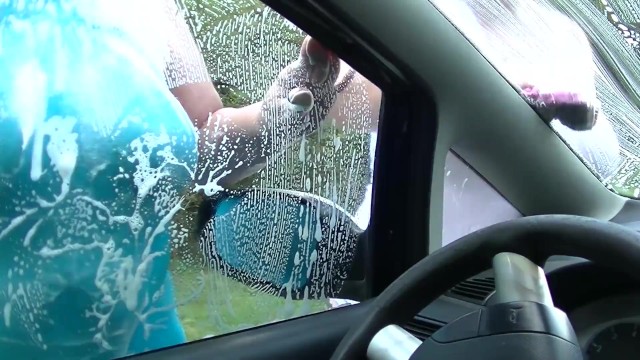 Dicke Weiber beim Auto waschen 1