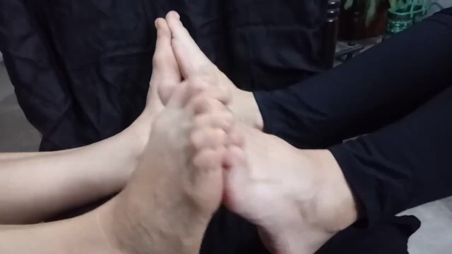 two girls foot comparison, toelocking, sole rubbing. Original content