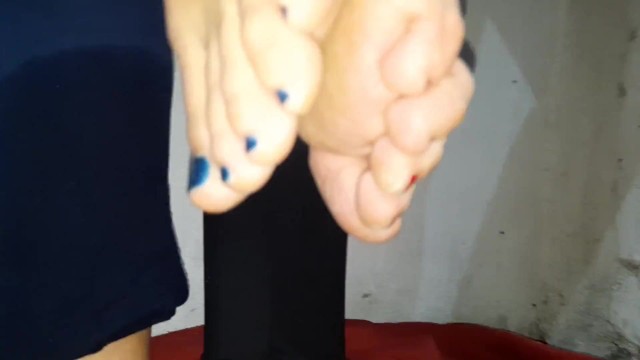 standing foot comparison, two girs long toes