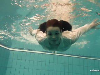 Underwater HotBabe Petra Swims_Naked
