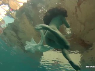 Underwater hot babe Petra swims_naked