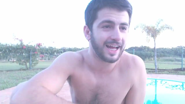 Assista white wet boxers fine-looking young hot guy shows off at the pool e...