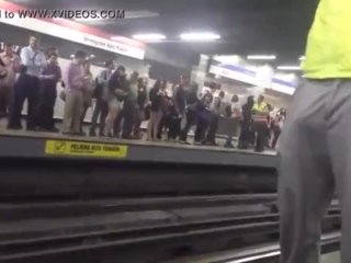 Guardia De Seguridad Del Metro Con La Verga Parada