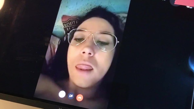 Milf española gorda teniendo cibersexo con un fan que le graba y le manda el video 19