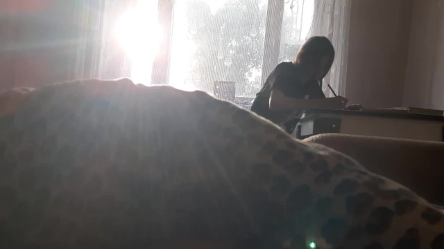Сняла на скрытую камеру, когда мастурбирую, пока моя одногруппница готовится к сдаче экзамена. 12