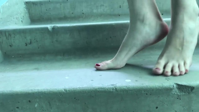 Брызни в невероятно развратные ноги - Развратная щекотка голыми ногами 6