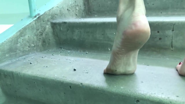 Брызни в невероятно развратные ноги - Развратная щекотка голыми ногами 6