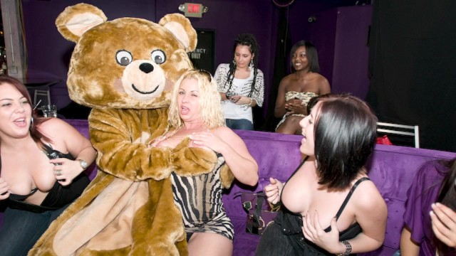 DANCING BEAR - Inizia l'anno nel modo giusto con Big Dicks Slinging e Horny Hoes Sucking