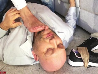 Il Cornuto Annusa Calzini Sudati e Piedi Sudati e Sua Moglie Bacia l’amante Femdom Dialoghi Italiano