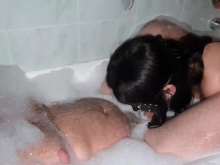 Ragazza_arrapata lofa sborrare nella vasca da bagno - Leaeken ITA