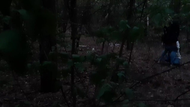 Сняла на камеру страстный секс лесбиянок в лесу