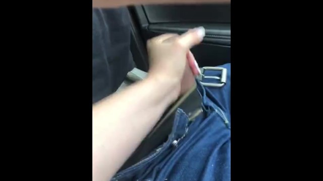 Não aguentou e masturbou o meu pau grande em público no carro 11