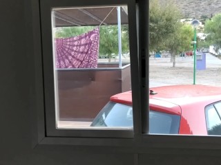 ME FOLLA FRENTE A LA VENTANA EN UN CAMPING NUDISTA MIENTRASLOS VECINOS_ESCUCHAN Y MIRAN.