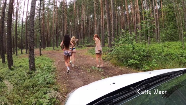 Реальный пикап трех девочек-подростков в парке. Разделись и мастурбируют на публике - Bella Mur, Katty West