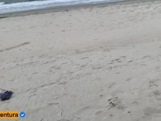 She decided to take a quick sexon the beach - Anal sex