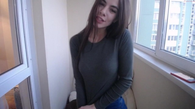 Jolie girt tanya show seins