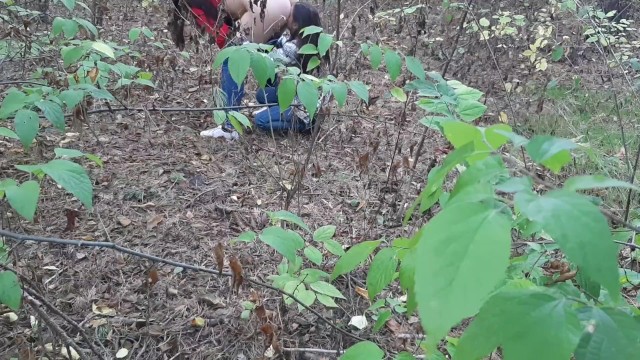 Случайно на скрытую камеру сняла, как в лесу ссыт одна девушка и как вторая девушка делает ей куни