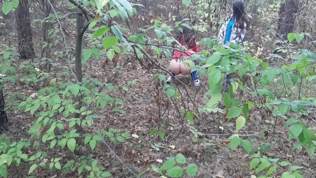 Случайно на скрытую камеру сняла, как в лесу ссыт одна девушка и как вторая девушка делает ей куни