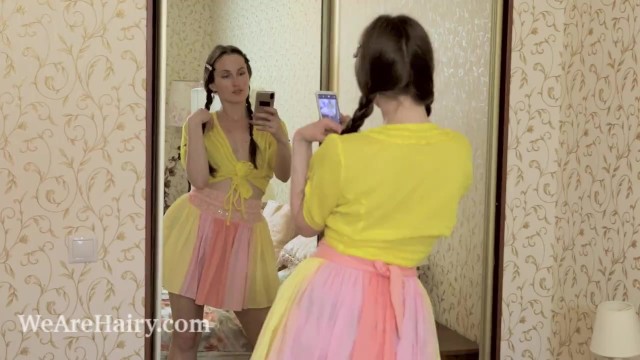 Ley Ozzy teases her yellow dress before bedtime 10