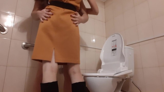 На первом свидании с девушкой трахнулась в туалете ресторана - lesbian_illusion
