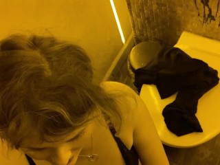 Bitch paid for food_with juicy blowjob in the toilet!!!