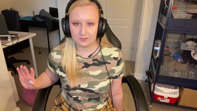 Forgets her twitch stream is on and faps