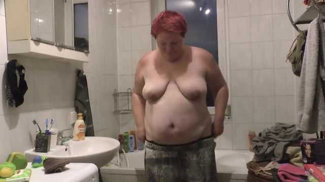 Lesben pinkeln mehrmals in die Badewanne