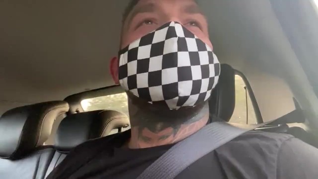 그의 거시기를 플래시하고 나와 함께자는 uber 운전사가있어.